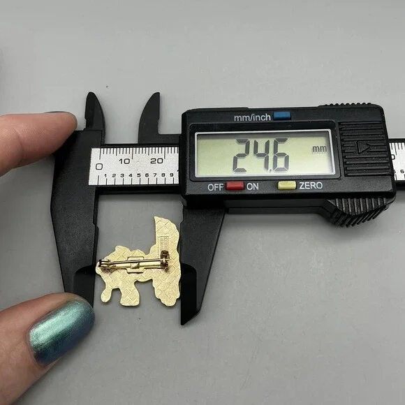 Vintage Walt Disney Productions Mickey Mouse Skiing Pin 27mm Enamel Multicolor - Picture 10 of 12